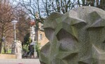 Achterzijde van 'De muze' (sterren), in de verte het beeld met kunstenaars.
              <br/>
              Marcel Westhoff, januari 2016